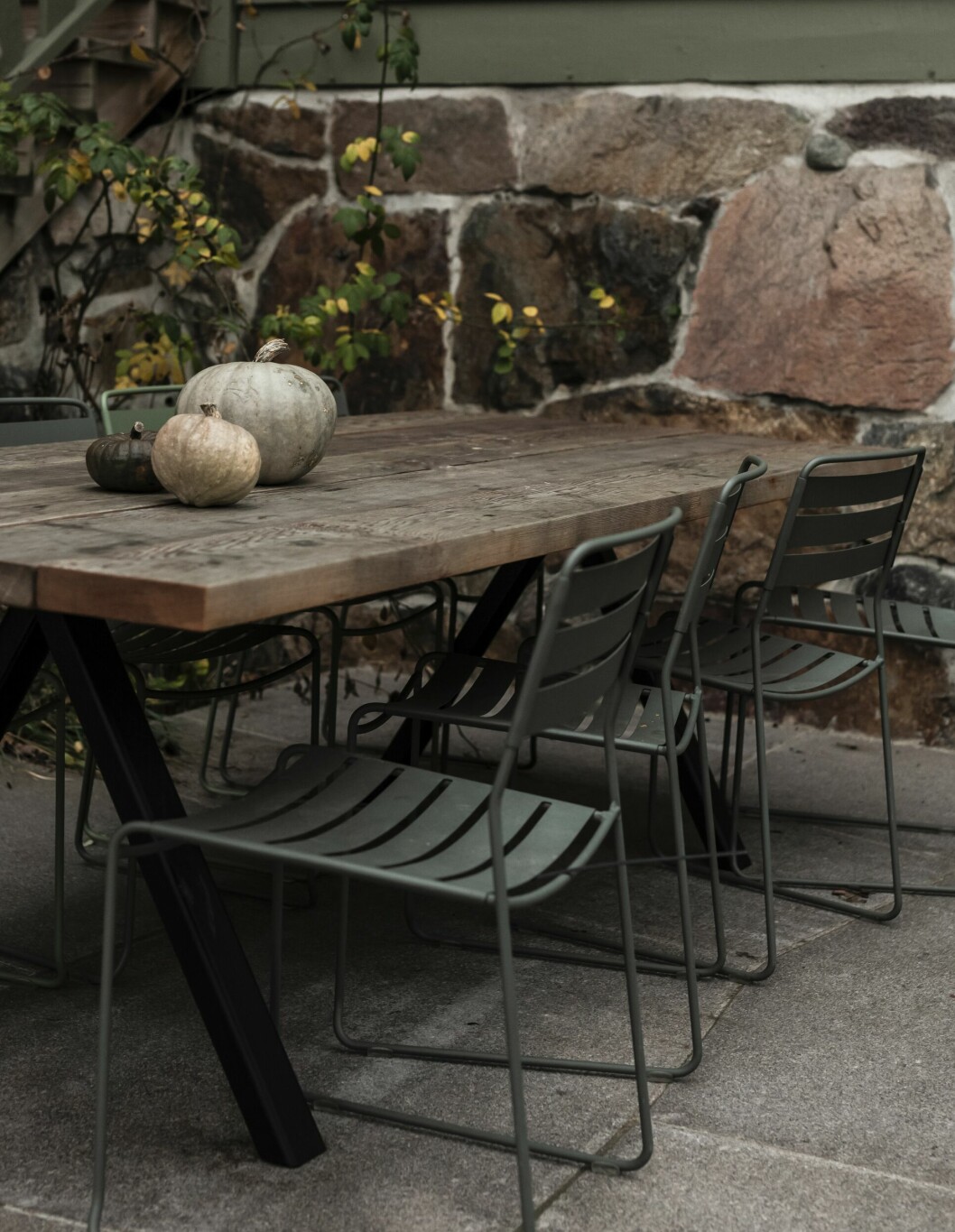 Uteplats vid husgrunden. Bordet är formgivet av The straw studio och tillverkat av finsnickaren och smeden Kristian Roos. Stolar från Fermob.