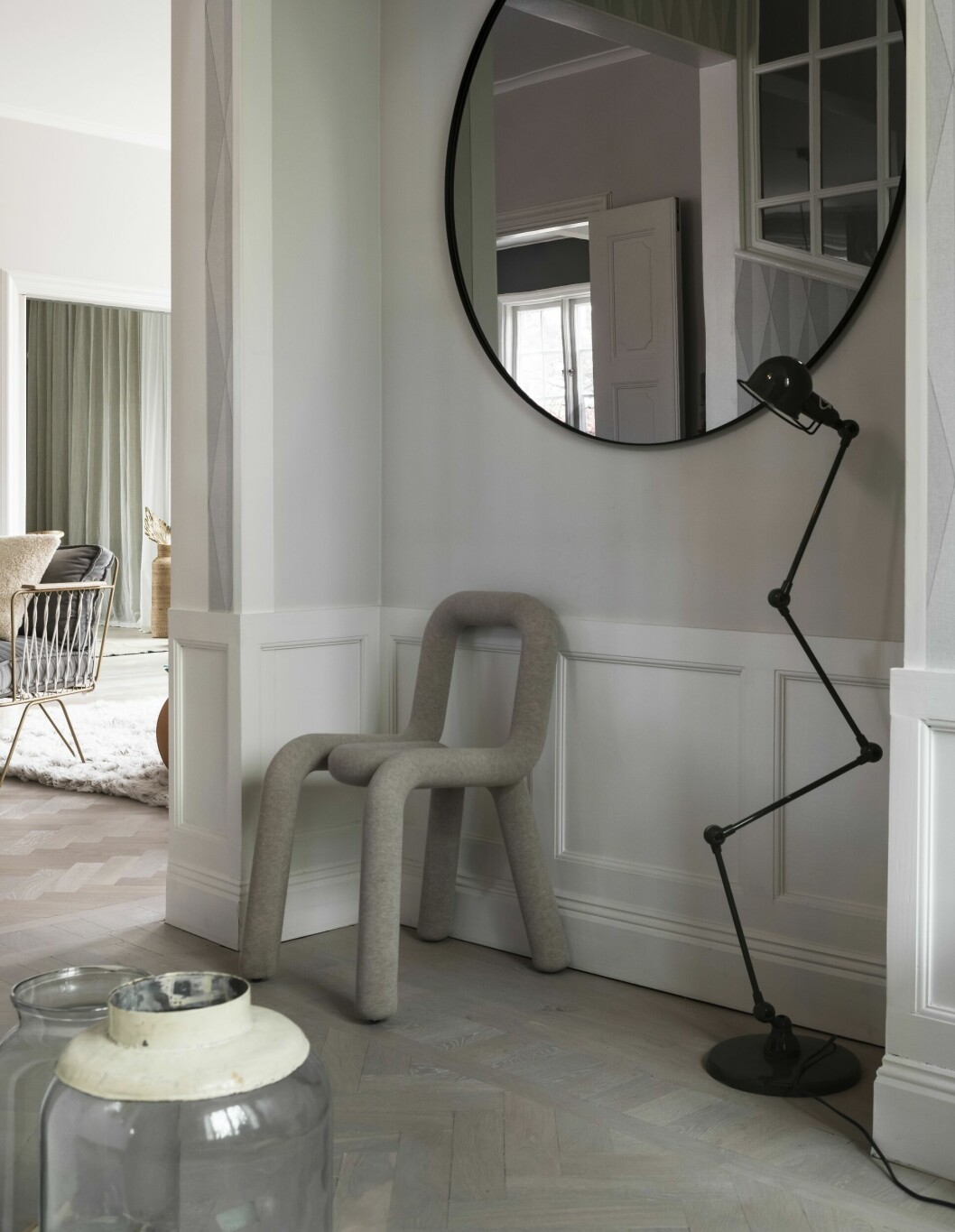 Stol från Posh living. Matta från Layered. Fåtöljen i vardagsrummet är köpt på Brandstationen Stockholm. Lampa, en fyrarmad Jielde-lampa, formgiven av Jean-Louis Domecq.