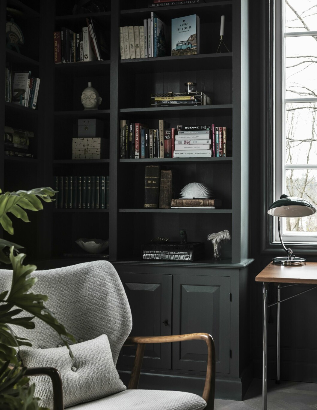 Direktör Jaegers gamla herrum är arbetsrum och bibliotek. Fåtöljerna är nyklädda vintagestolar. Lampa från Fritz Hansen.