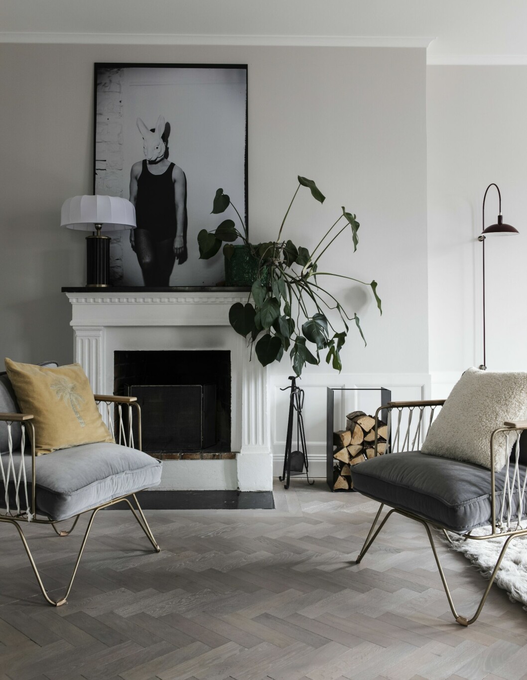 Lampa på öppna spisen, Posh Living,fåtöljer Brandstationen. Stor tavla, Love Warriors, Fotograf Roy Rossovich.