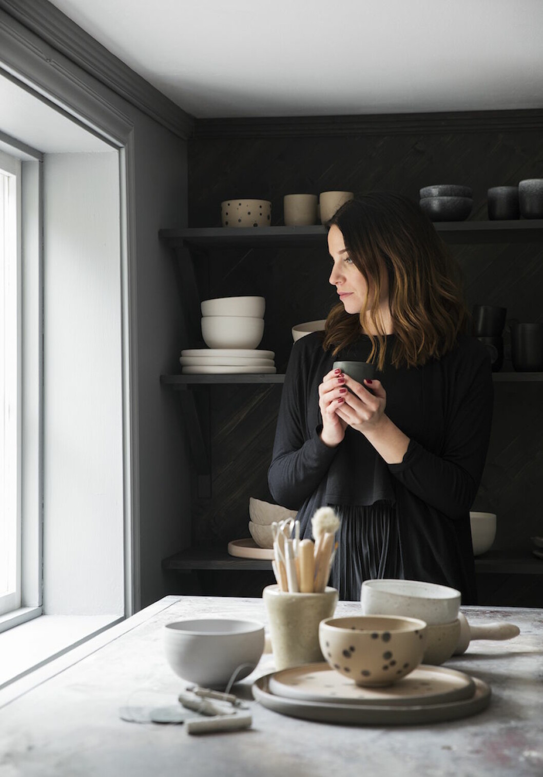 Ida Svärdström i sin keramikverkstad i Bengtsheden utanför Falun. Keramik ur egen produktion. Keramikern Ida Svärdström i sin studio.