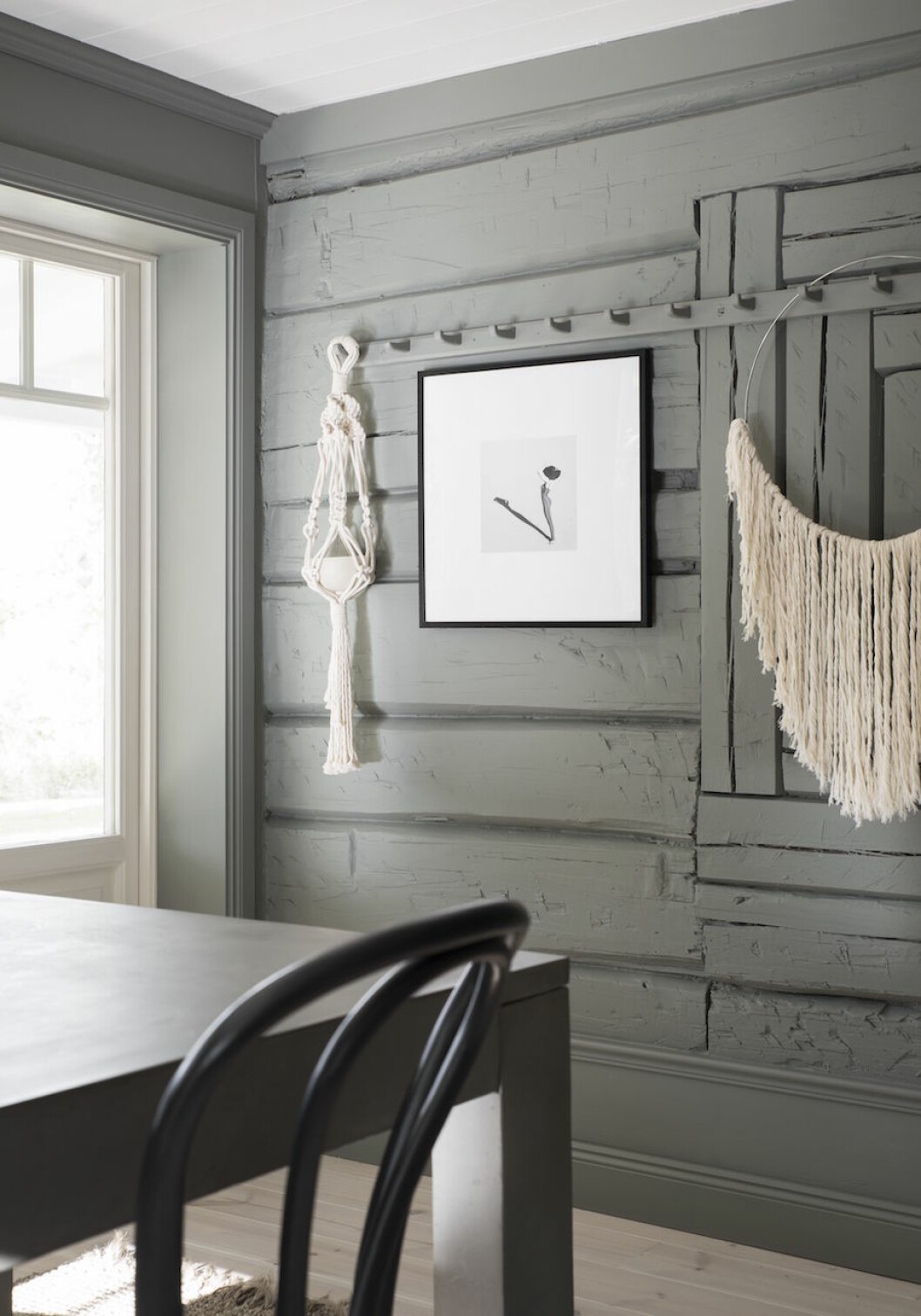 <em>Effektfull kombination: gråmålat skiftesverk och moderna makraméer. <p></p><p>Till höger: Skålar ur </p><p>kollektionen Fade </p><p>i antracitgrå och</p></em><p><em>brun stengodslera.</em></p> Bild på Ida Svärdström keramikkollektion Fade.