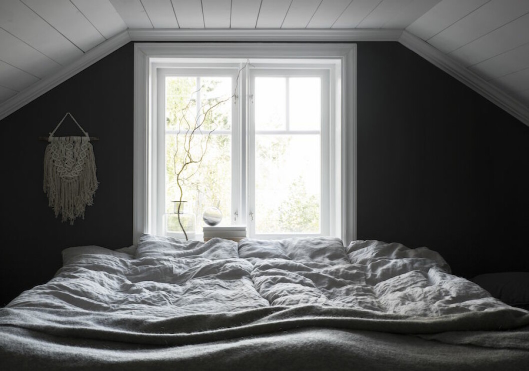 <em>Utsikt över sjön från <p></p><p>sovrummet en trappa upp. Sängen flyttas </p></em><p><em>fram till fönstret om somrarna. Idas mamma är auktionsfantast och släpade med dottern. »Jag köpte hur mycket som helst, allt som kunde användas och säljas.«</em></p> Bild på sovrummet hemma hos keramikern Ida Svärdström.
