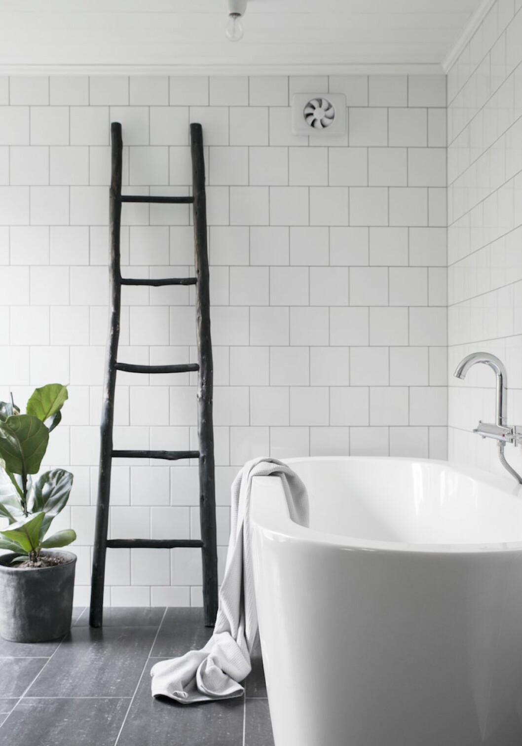<em>Det stora badrummet har Ida och Marcus byggt själva. »Vi gjorde två badrum, hall och entré samtidigt, så det tog sin lilla tid.«</em> Bild på badrummet hemma hos keramikern Ida Svärdström.