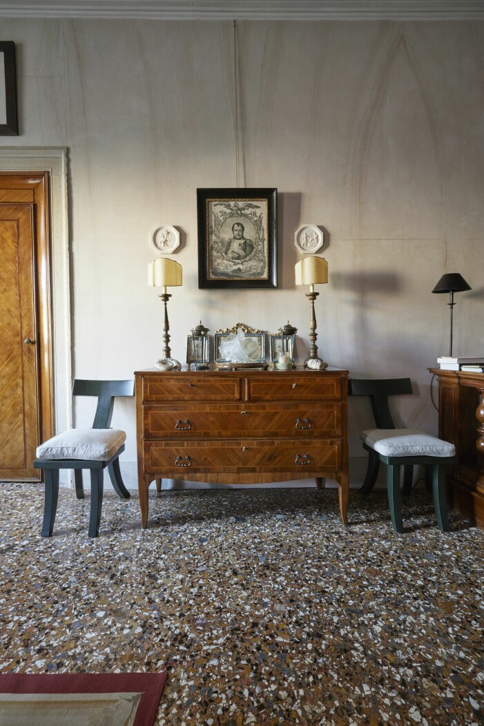 Det mesta hemma hos Toto är gammalt eller nytt i gammal stil – stolarna här är ett undantag. Golven är lagda i en terrazzostil som är typisk för Venedig och extra svår att få till. Möbler i en hall.