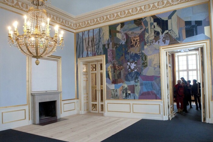 Modern väggmålning möter kristallkronor och gyllene stuckatur hemma hos Mary och Frederik på Amalienborg. Foto: TT