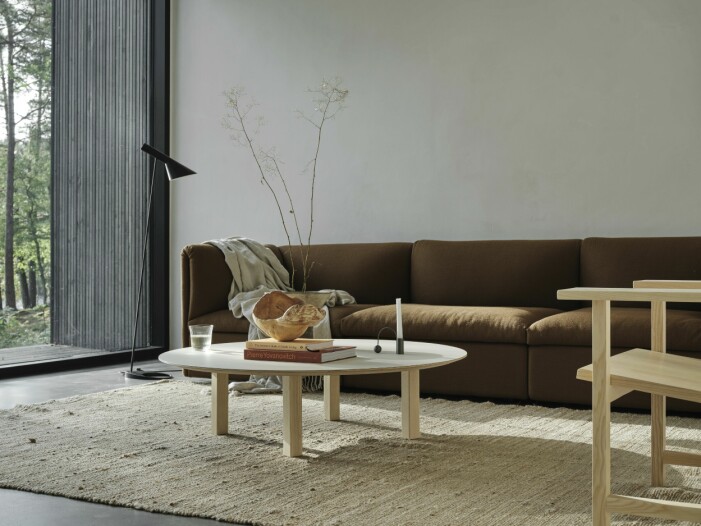 Arne Jacobsens lampa från Louis Poulsen belyser Monica Försters soffa från Fogia. Bordet av Ergin Can och Jens Olsson är från Modly Studios, fåtöljen av Konstantin Grcic från Mattiazzi. Stilrent och modernt vardagsrum.