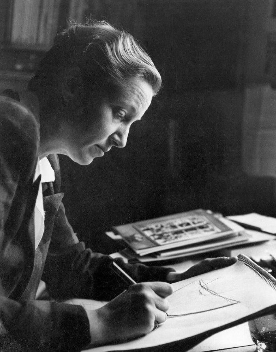 Monica Bratt-Wijkander ritade glas för Reijmyre Glasbruk. Foto: TT Monica Bratt i profil vid sitt ritbord, ca 1952