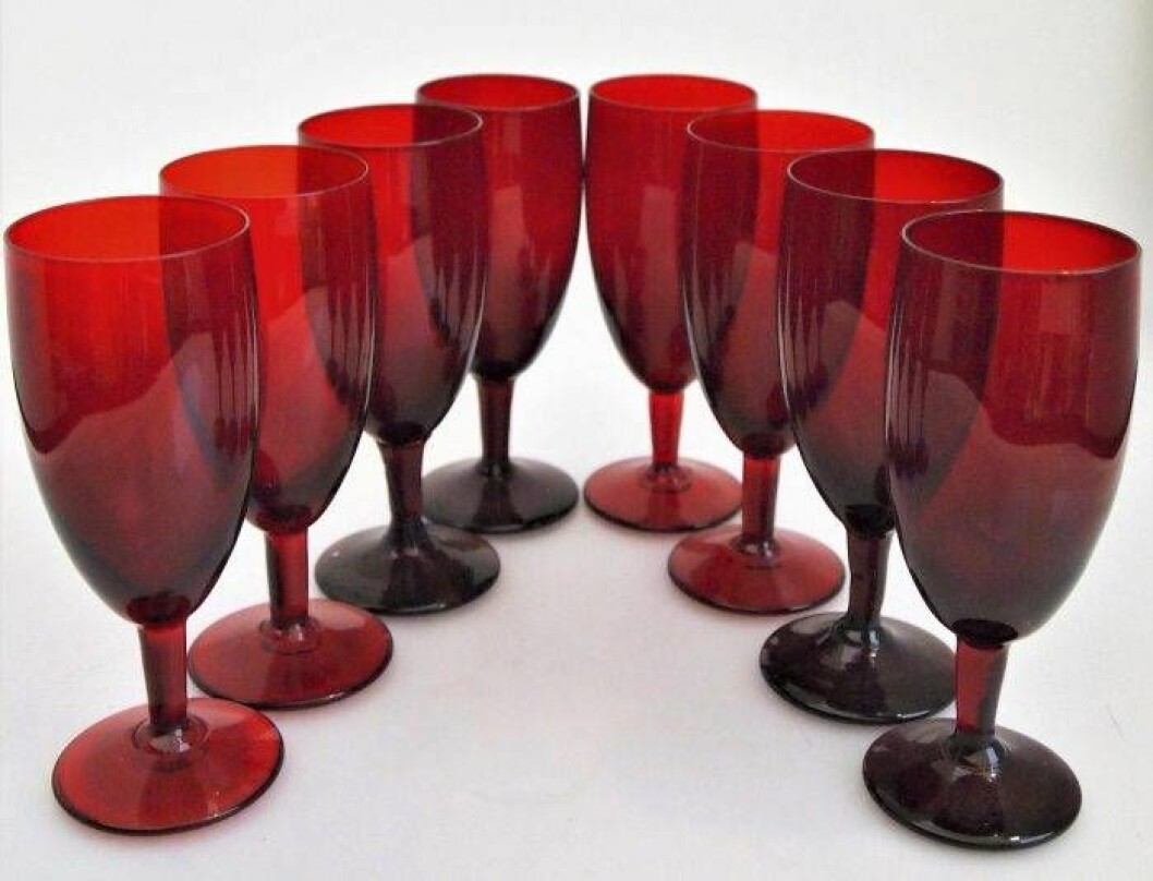 Rubinrött är en färg som går igen i Monica Bratts glas. Foto: Auctionet Åtta rubinröda dricksglas på fot av Monica Bratt