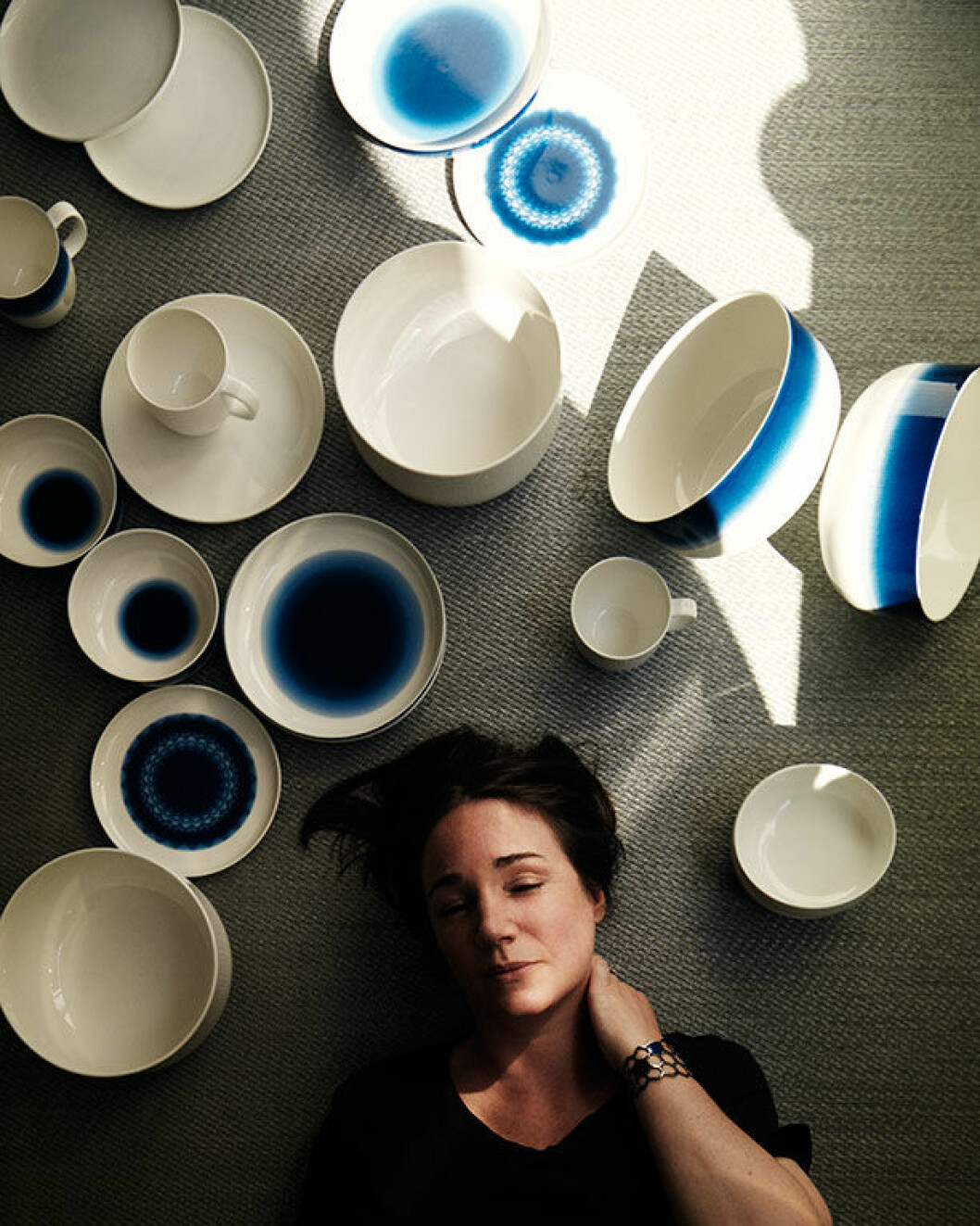 Monica valde ut tre Rörstrandsföregångare som fick bilda rötter till Inwhite och inblue. Serviserna Amanda, Koka Blå, Blå eld och 1940-talsservisen Blanche Monika forster inwhite in blue