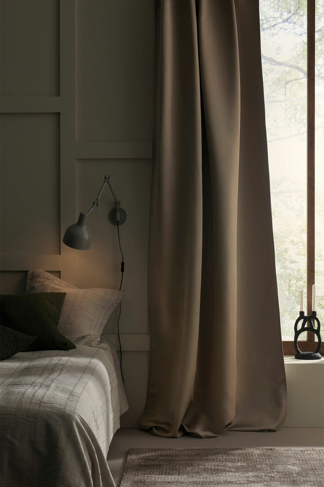brunbeige mörkläggningsgardin från Ellos Home