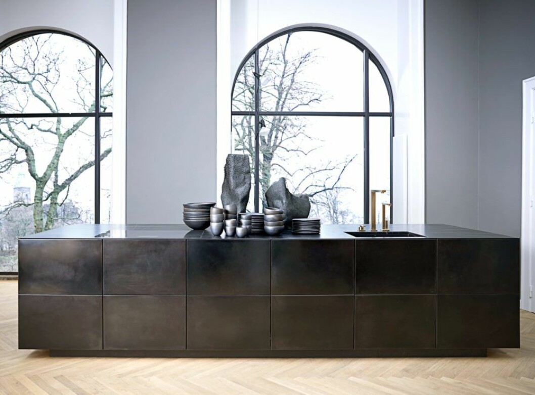 Danska Multiforms kök Form 45 är gjort i oxiderat stål. 