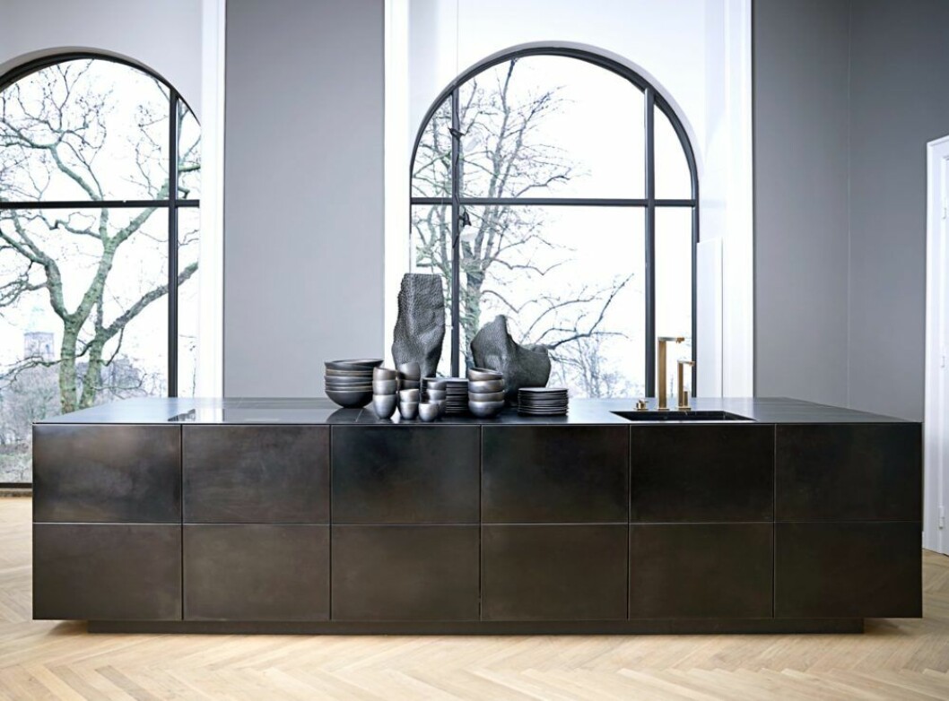 Danska Multiforms nya kök heter Form 45 och är gjort av oxiderat stål, industriellt och iögonfallande. Danska Multiforms kök Form 45 är gjort i oxiderat stål.