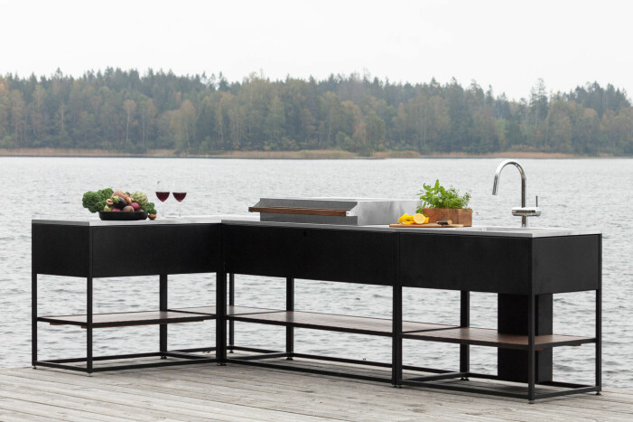 Klassiskt modulkök från myoutdoorkitchen. <a target="_blank" href="https://myoutdoorkitchen.se/produkt.php?pid=8360&gclid=CjwKCAjw8sCRBhA6EiwA6_IF4Ubn00ezutAwuGF1rdqy2CY6IqDZIPnTkd_4PN7ovvEJIKLykp94kxoCobYQAvD_BwE">Läs mer här</a>. utekök från myoutdoorkitchen