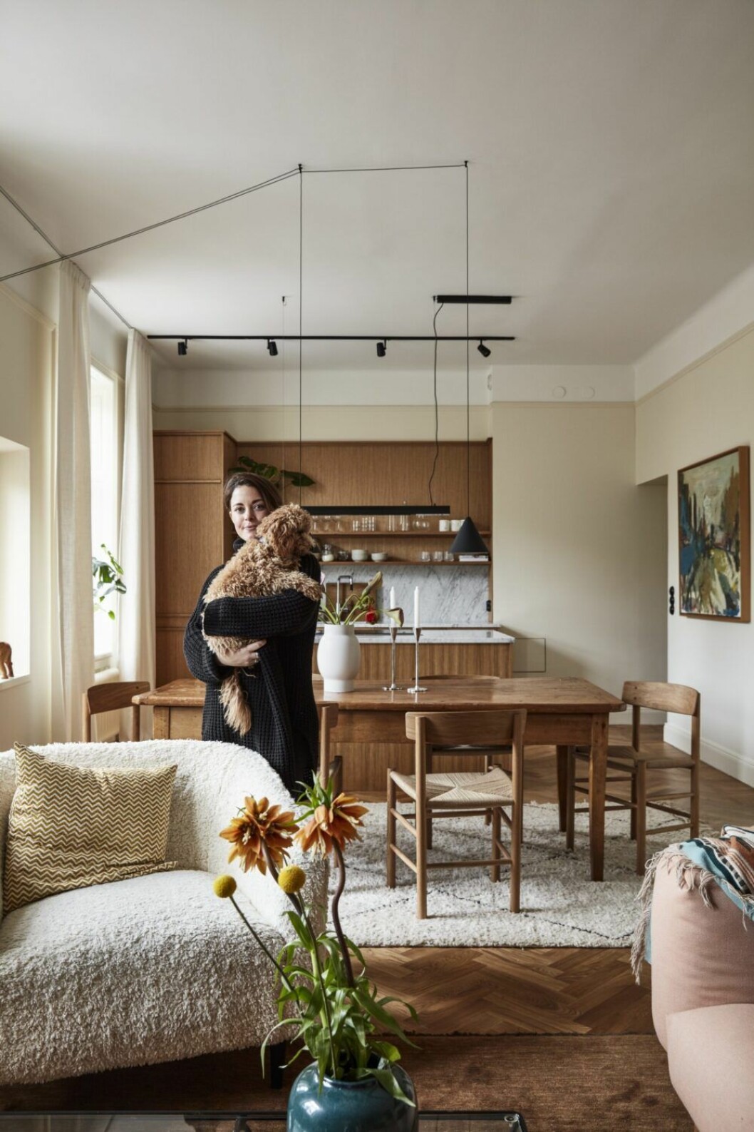 Filippa Frie med hunden Sigrid, som matchar ekens färg.