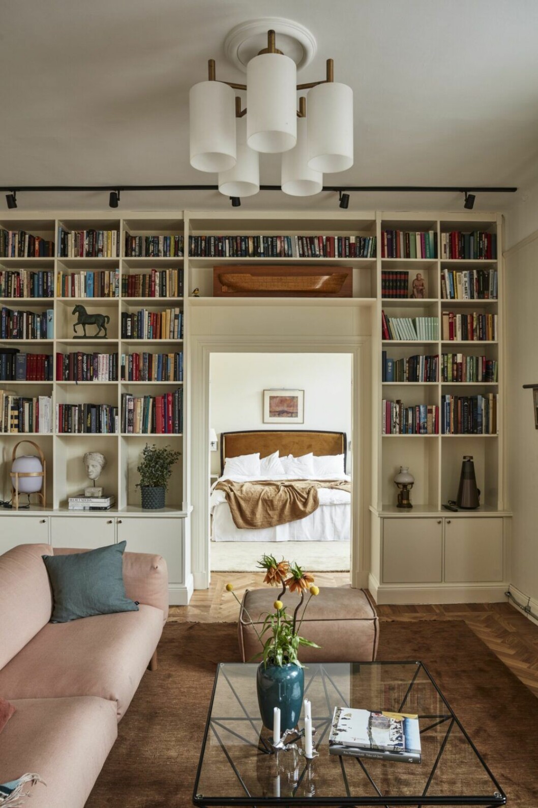 Filippas pappa är arkitekt och är den som har ritat bokhyllan. Väggen flyttades för sovrummet var så stort innan. Alla lampor har följt med från tidigare hem.