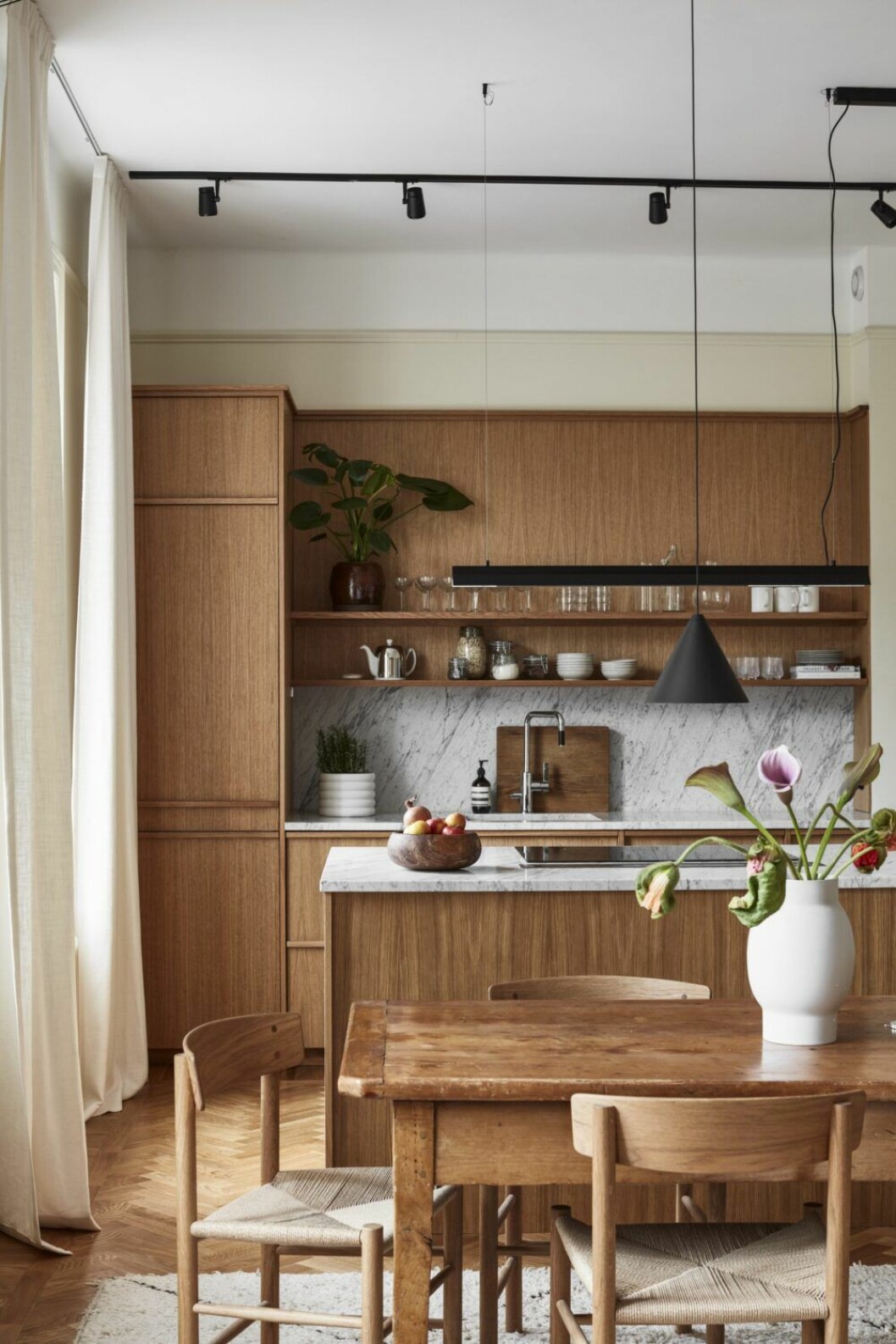 Veddinge, Ikeas billigaste kök, bildar grunden, och förädlades med fronter från Nackasnickerier. Stolar Øresund av Børge Mogensen. Matbordet fick Oscar med sig från föräldrahemmet. Vas, DBDK.
