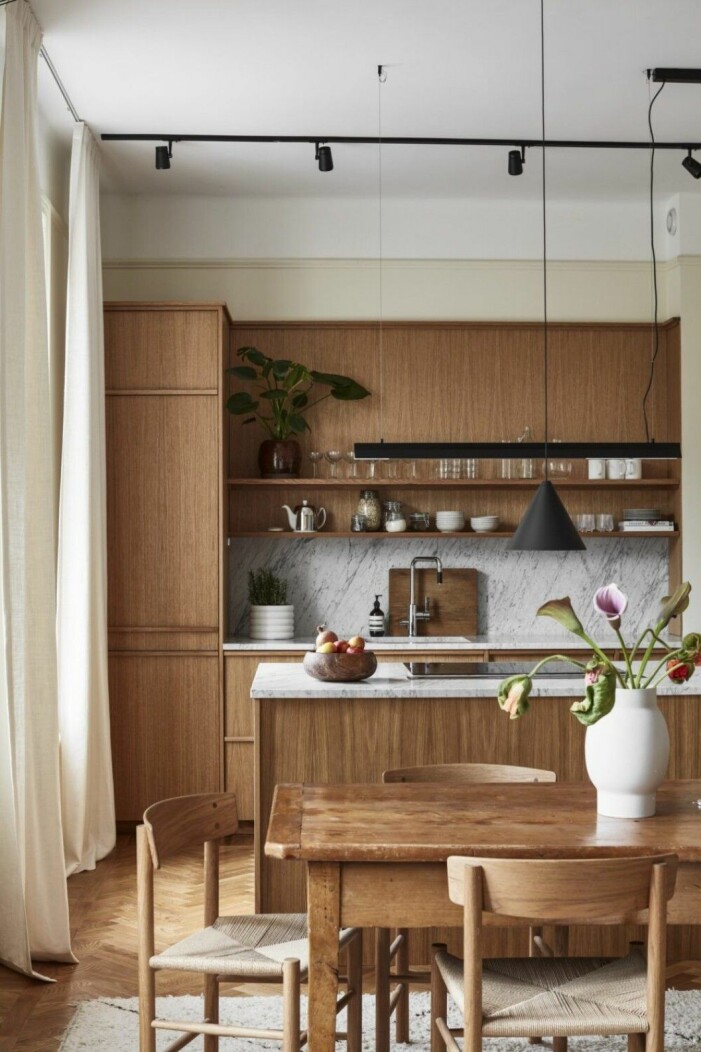 Mattan och kuddarna ger känslan av tältplats i rummet. På sideboardet en afrikansk Dogon-dörr som hittades i Essaouira i Marocko. Följde med hem som handbagage. Fåtölj med kohud Plywood Group LCM, design av Charles & Ray Eames från Herman Miller. Foto: Lennart Weibull Hemma hos Filippa Frie och Oscar Anchér