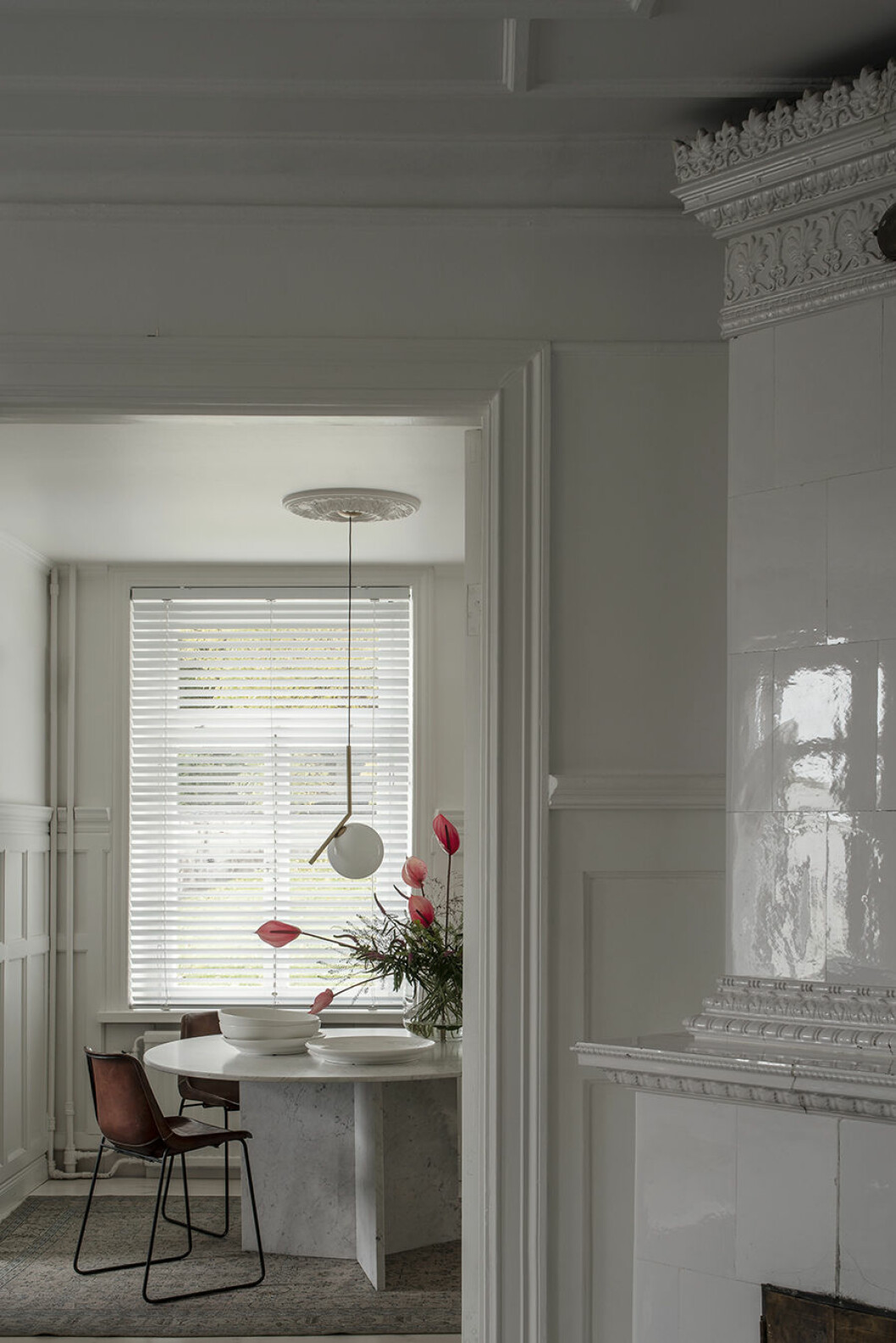 Matbord från Public studio och lampan IC från Flos. Matplatsen i köket är familjens favoritplats, har äts det, umgås, spelas, läses läxor och pysslas. Dessutom har man uppsikt över nästan alla rum. Nadja kakelugn