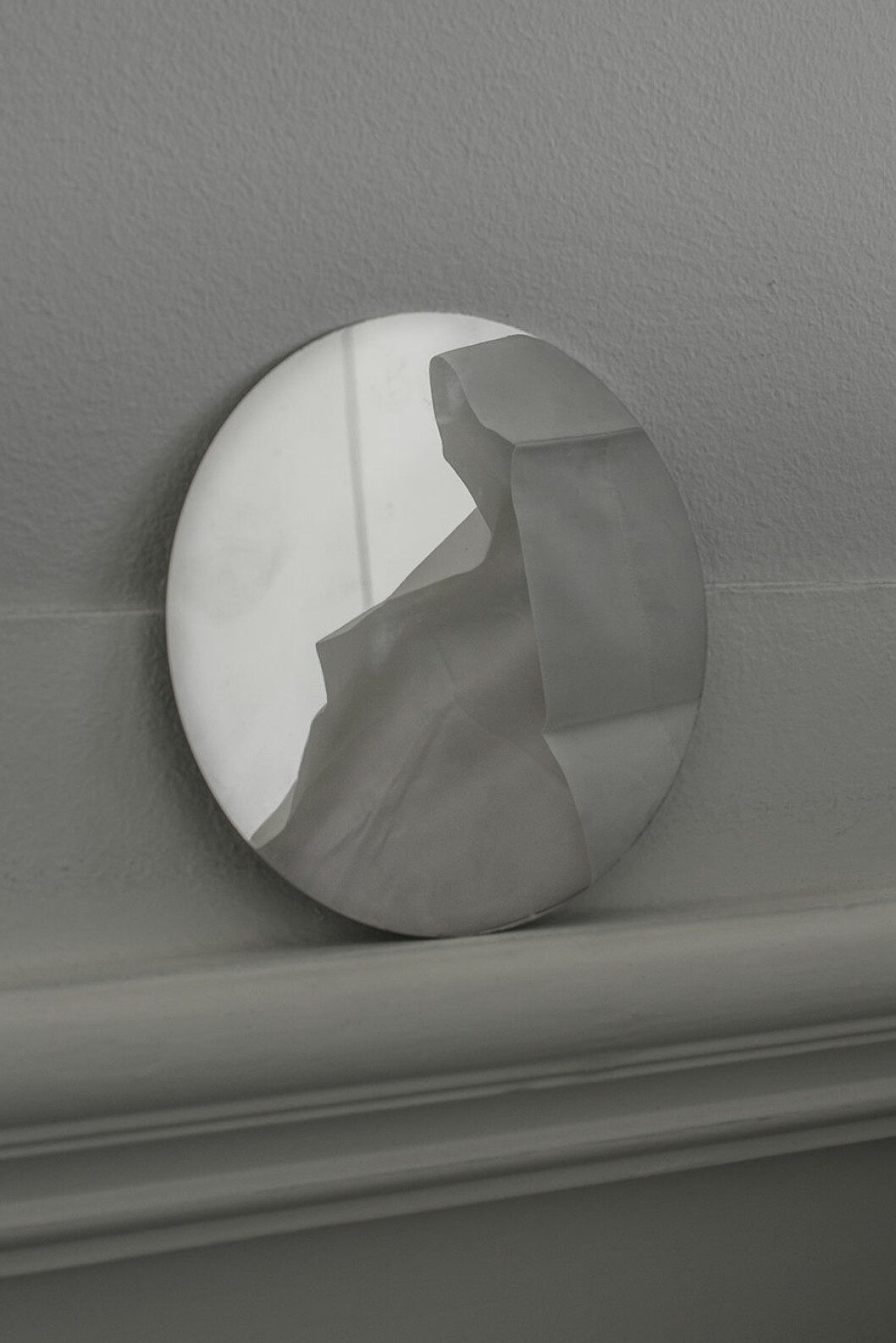 Den lilla spegeln från Perspective studio står bredvid sängen och reflekterar de nytvättade sängkläderna. Nadja spegel