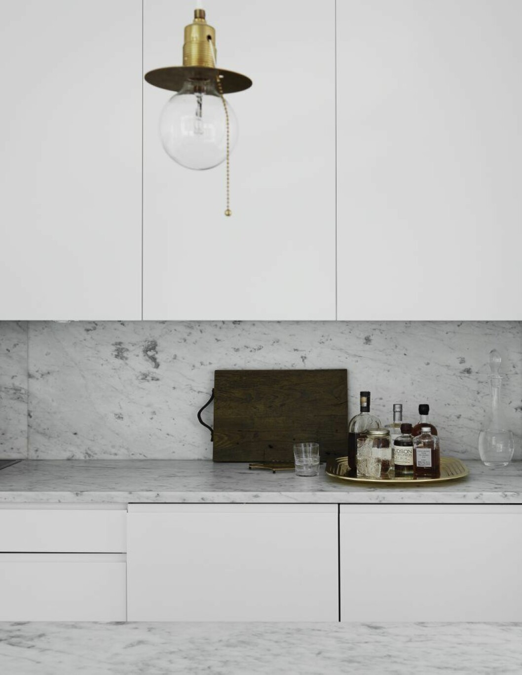 Copy paste! Eftersom Nadja nyligen renoverat två vindsvåningar hade hon redan funderat på alla val man tar vid en köksrenovering och gjorde ett liknade kök igen. Lampa <em>Goldie</em> av Doris Gassmann, bricka Tom Dixon. Najda Mini_4