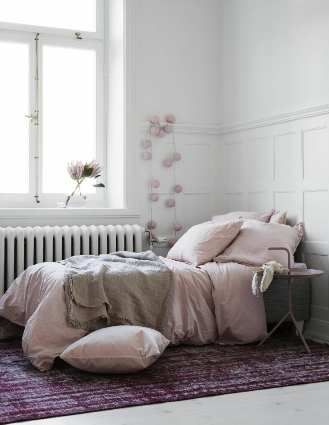 Femåriga Nellis rum är som en rosa dröm. Mattan är en 80 år gammal reloadedmatta från Knut mattor. Sängkläderna kommer från Dirty linen, nattduksbordet från Hay och filten från Garbo interiors. Najda Mini_3_3