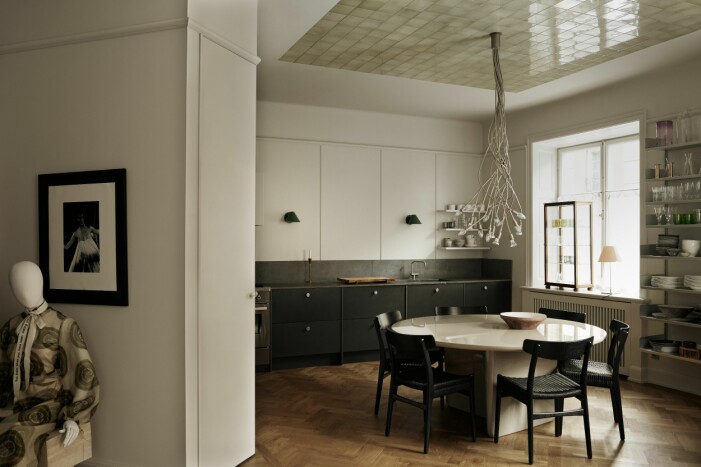 Hans Wegners CH23-stolar runt bordet, högblank Tobi-Ishi, design Edward Barber och Jay Osgerby. Taklampa Turciù, från Castellani & Smith. Kakel från File under pop. Platsbyggt kök. Gröna vägglampor, Kalmar lighting. Kök och matplats.