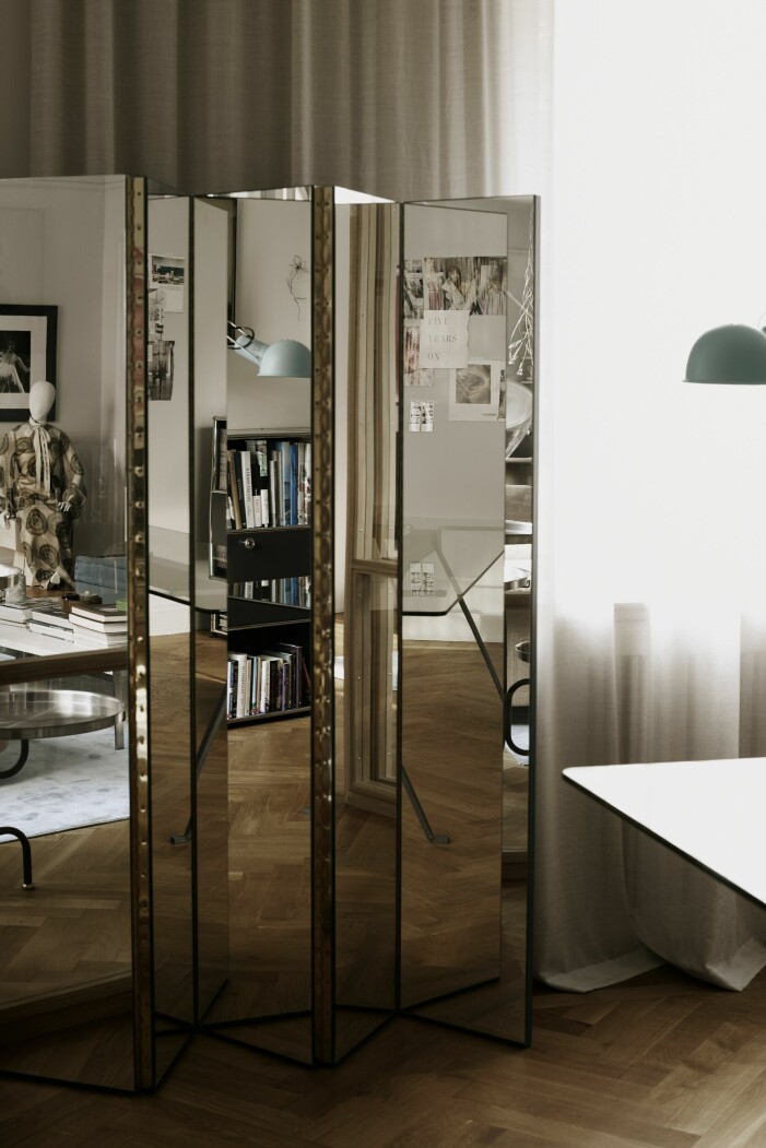 Rumsavdelare i spegelglas, egen design. Rumsavdelare egen design.