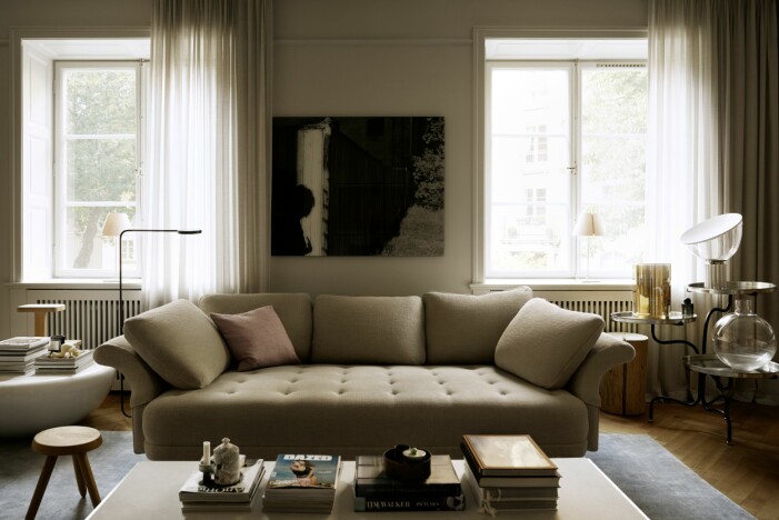 Fotokonst av Denise Grünstein. Blomsterbord, Svenskt tenn. Lampa Taccia, Flos. Ljuslykta, Skogsberg & Smart. Vardagsrum.