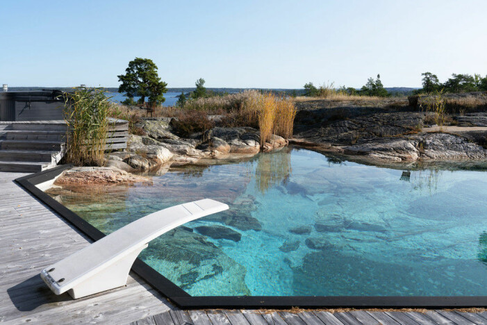 Stor naturpool med en fantastiskt utsikt över Gränöfjärdens alla öar. Naturpool i Tyresö
