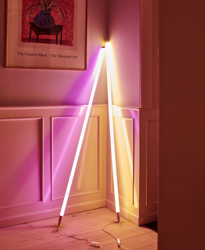 Neonlampor i rosa och gult från Hay skapar ett blickfång i hemmet. Foto: Hay