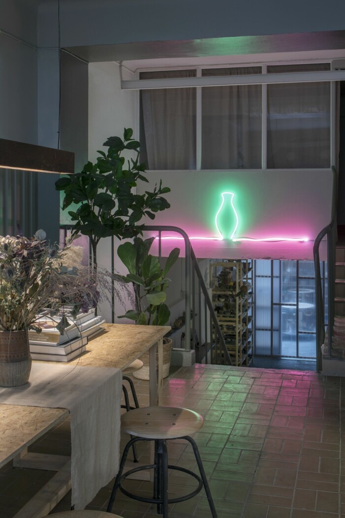 Välkommen ner till verkstaden. Neonverk av konstnären Josefin »Neon Girl« Eklund. Neonskylt i drejverkstad.