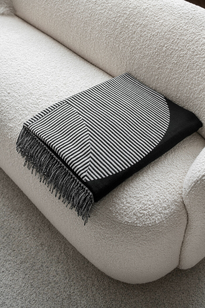 Bouclé och mjuk ull är självklara materialval tillsammans med de värmande plädarna. Foto: NJRD