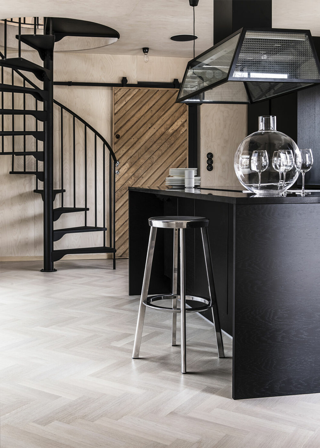Stilfullt och tidlöst i svart. Svart köksö i modernt hem i elegant stil