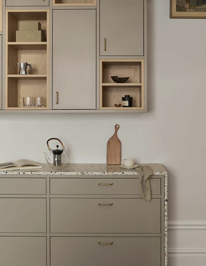 Foto: Osman Tahir Styling: Caroline Sandström för Nordiska kök modern classic kök i beige och terrazzo från Nordiska kök