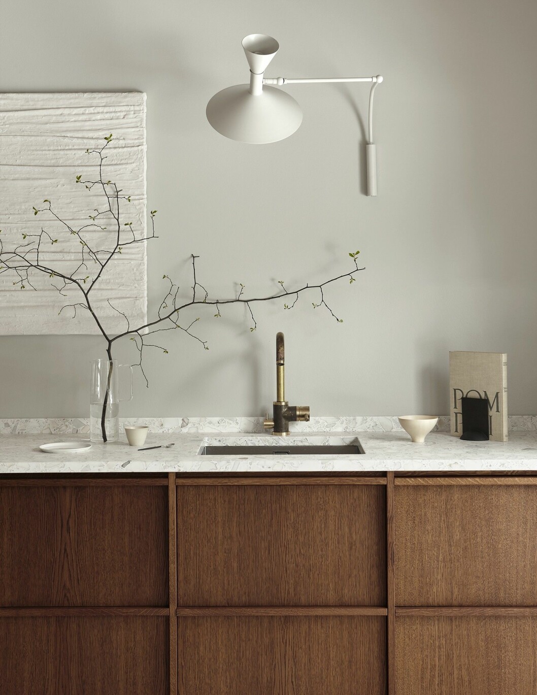 Rustik minimalism i ek med terrazoskiva. nordiska kök ek
