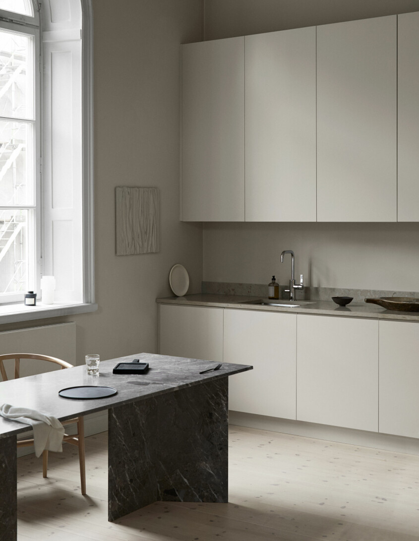 Matta luckor i en varmvit kulör ger en mjuk känsla i köket. varmvitt kök från nordiska kök i minimalistisk stil
