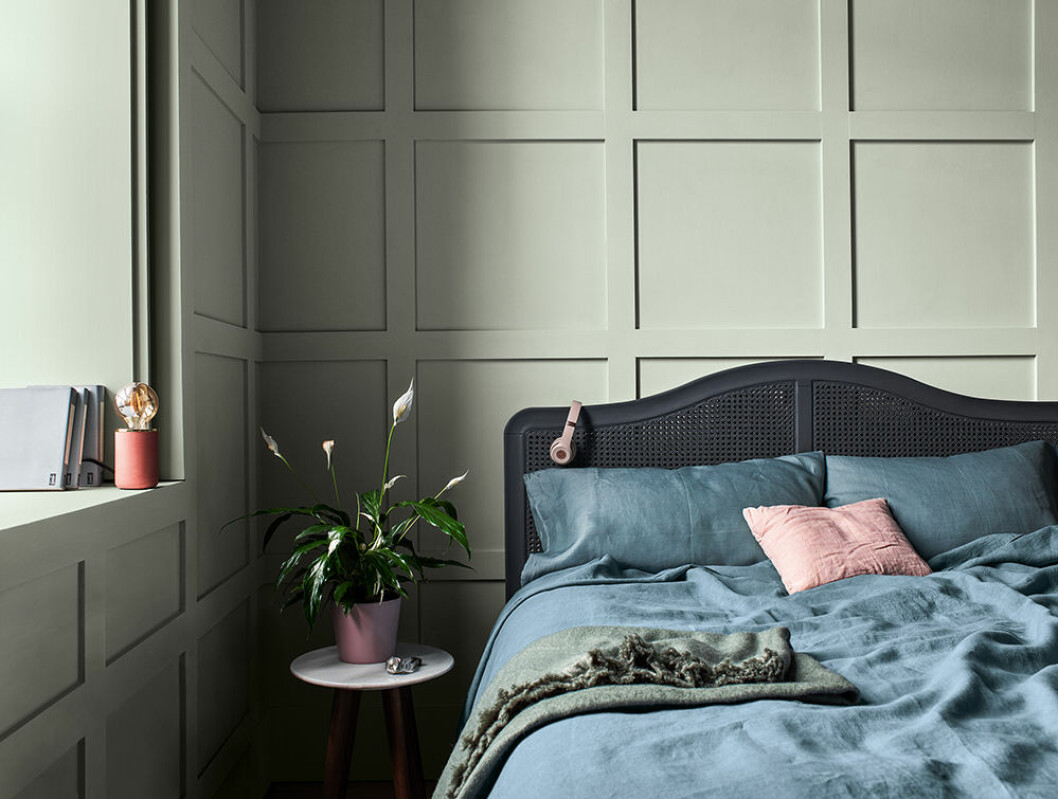 Sovrum med grågröna väggar målade i Nordsjös Tranquil Dawn