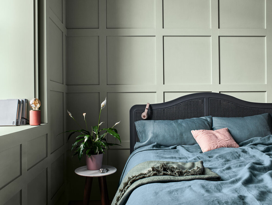 Nordsjös <em>Tranquil Dawn</em> är dämpad och grågrön. Foto: Nordsjö Sovrum med grågröna väggar målade i Nordsjös Tranquil Dawn