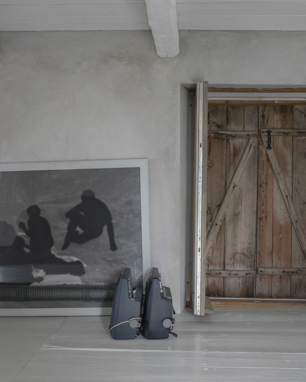 Maria Miesenbergers fotografi stod på golvet i huset på Gotland. Maria Miesenbergers fotografi stod på golvet i huset på Gotland.