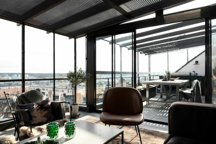 Våningen präglas av exklusiva materialval. Nu säljer Camilla Läckberg och Simon Sköld sin lyxiga etagevåning på Södermalm i Stockholm. Se bilderna här!