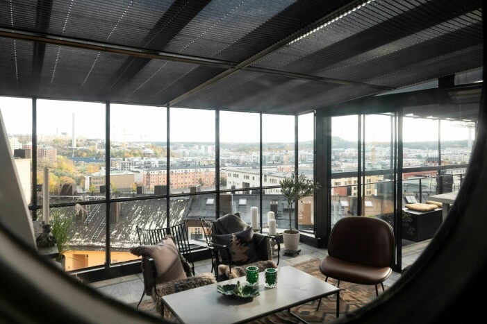 Vilken vy! Söder-lyan är belägen högst upp i huset med milsvidd utsikt över Stockholm med omnejd. Nu säljer Camilla Läckberg och Simon Sköld sin lyxiga etagevåning på Södermalm i Stockholm. Se bilderna här!