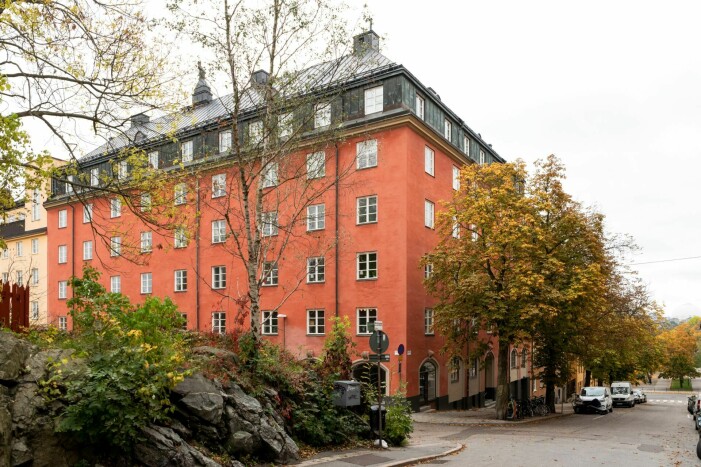 Mitt i allt – men också ifred. Nu säljer Camilla Läckberg och Simon Sköld sin lyxiga etagevåning på Södermalm i Stockholm. Se bilderna här!
