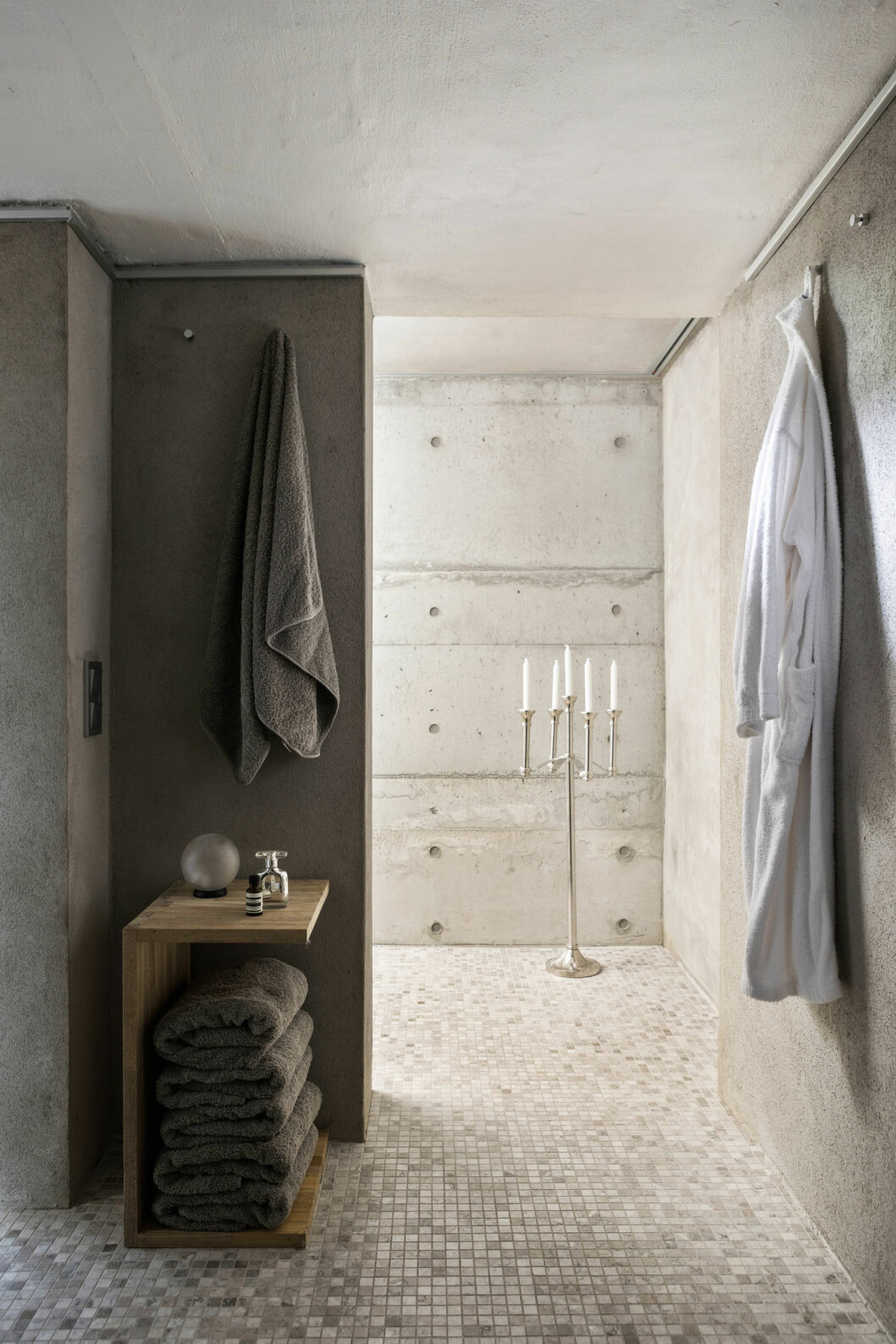 Vilsamt i husets egna relaxavdelning. Hemma hos Nude of Scandinavia-grundarna: 30-talsvilla med spa.