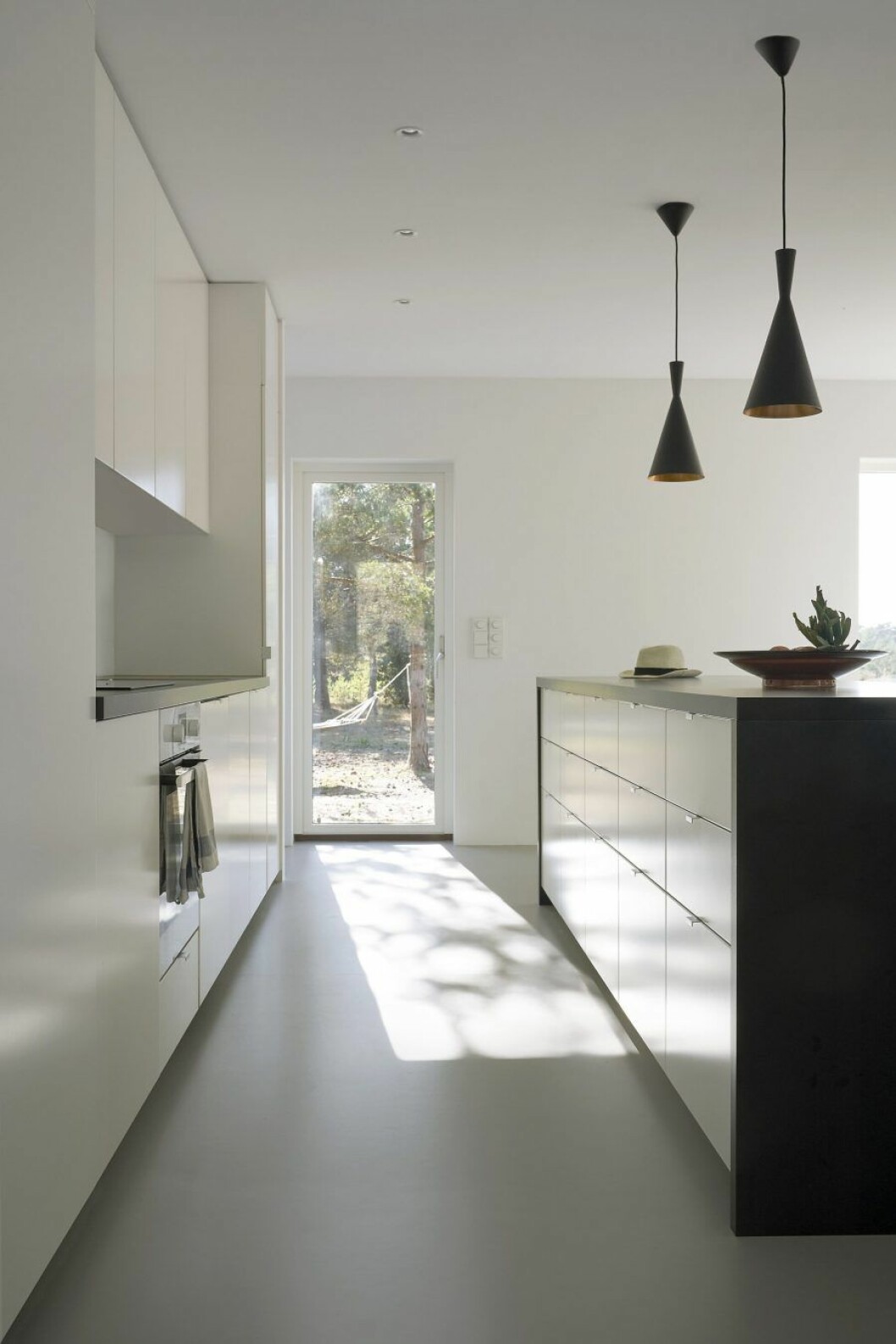 I stället för ett betonggolv valde familjen att lägga in ett grått linoleumgolv, det kändes mjukare. Kök från Ikea, pendelarmatur över köksön Beat light tall av Tom Dixon.