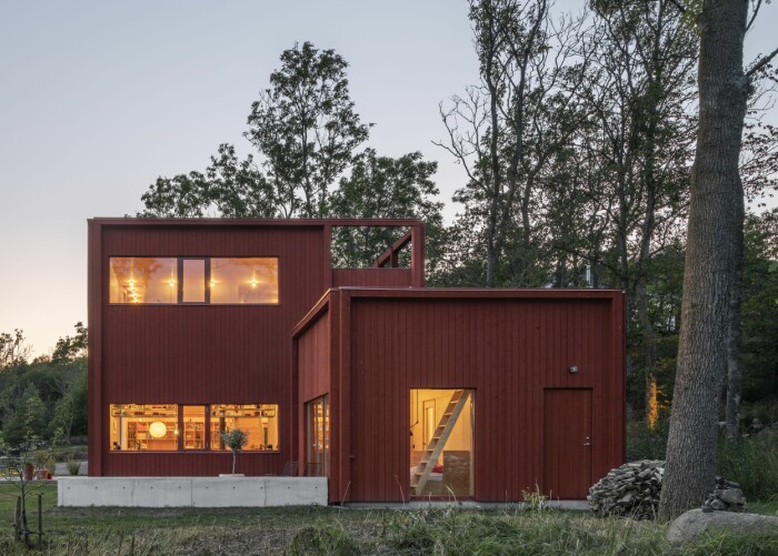 Huset kallas Späckhuggaren efter klienten Kalle Lindvalls danska segelbåt som var en av inspirationskällorna. Huvudhuset och gästhuset i Villa Späckhuggaren.