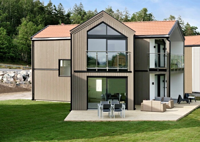 Modern design och maxat ljusinsläpp. Foto: Walle Hemlin/Diakrit, Styling: Säljaren Kungbäck Fastigheter AB och Mäklarhuset. Sommarstuga i Strömstad.