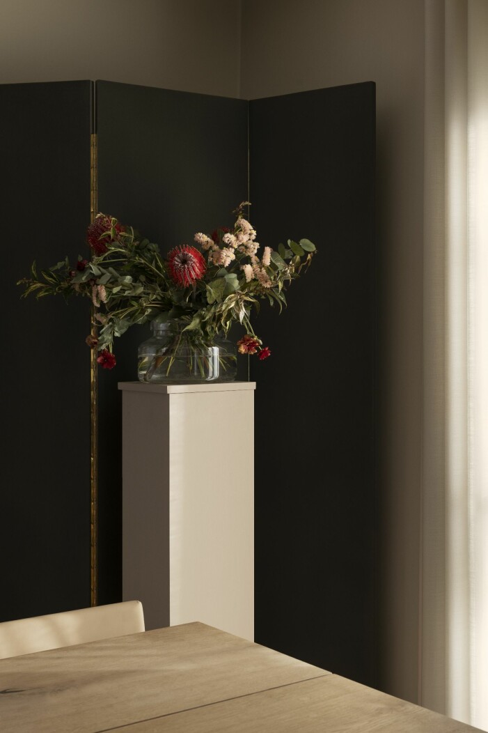 Vikskärm, Daniel Östmans design. På piedestalen står vasen med blommor från Christoffers blommor.