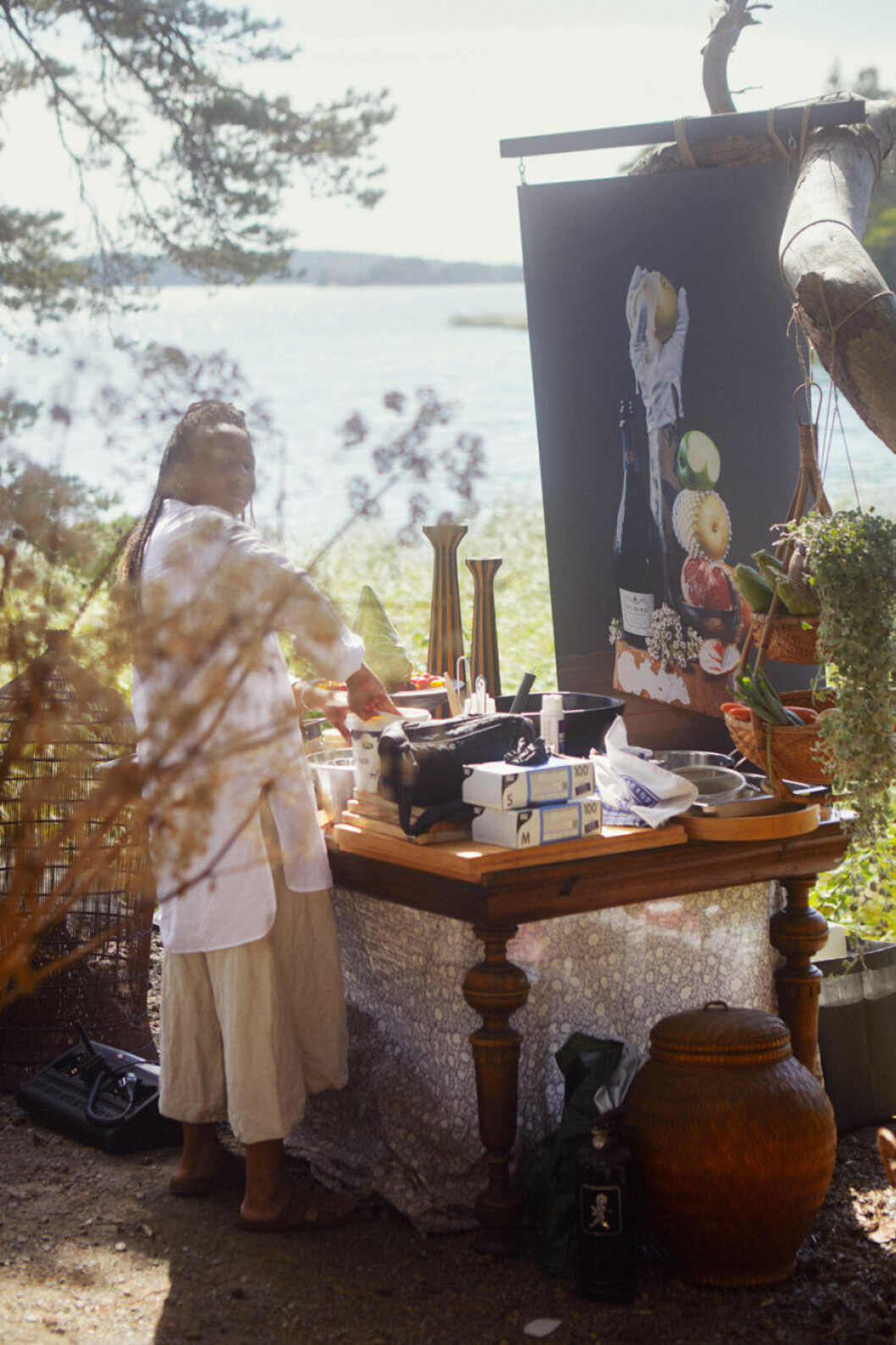 Restaurang Garbas kock i full färd att förbereda maten. Ett enkelt kök byggdes upp runt den befintliga grillplatsen i naturreservatet.