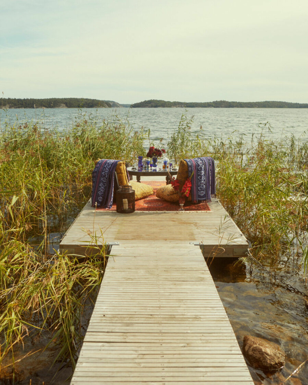 Kuddar på golvet och ett lågt bord för en liten testund efter middagen.